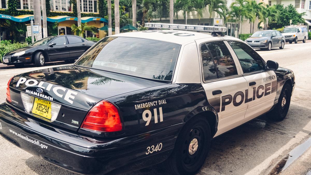 Un vehículo policial, en Florida.