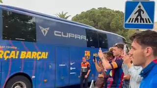 Los aficionados animan a Xavi y al equipo a su llegada a Montjuic