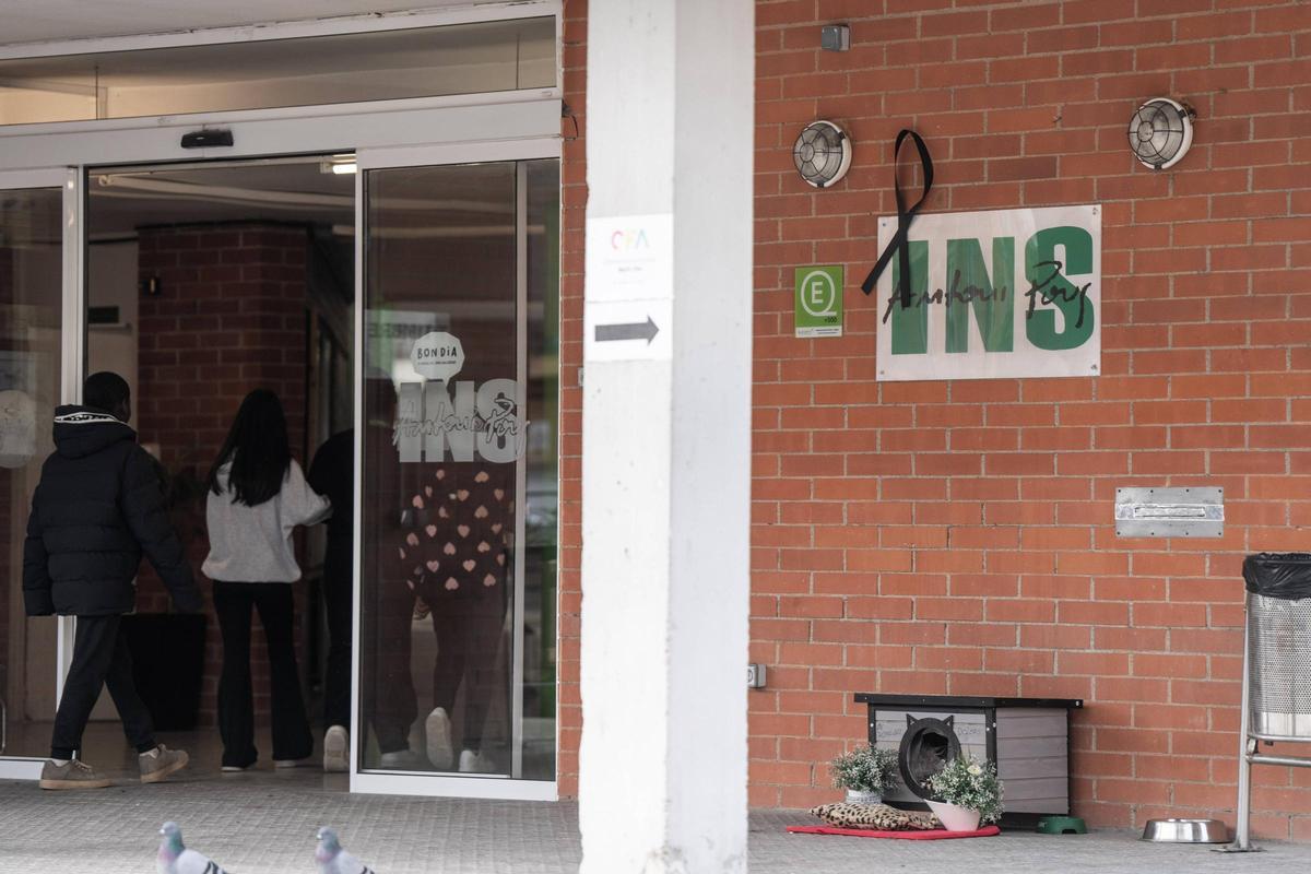 Entrada del Colegio Antonio Pous, donde estudiaban los 5 jovenes fallecidos.