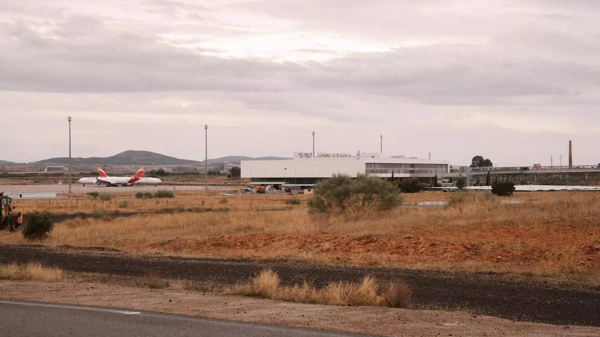 El Gobierno descarta abrir un centro de acogida de migrantes en el aeropuerto de Ciudad Real tras el rechazo de Page