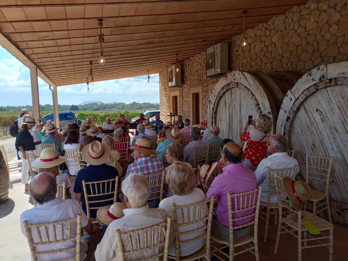 Actuación de Ben Trempats en la bodega Macià Batle