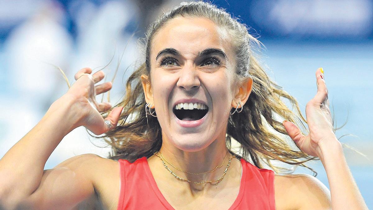 Daniela García celebra con euforia su clasificación para las semifinales del 800 tras ver su tiempo en el marcador.