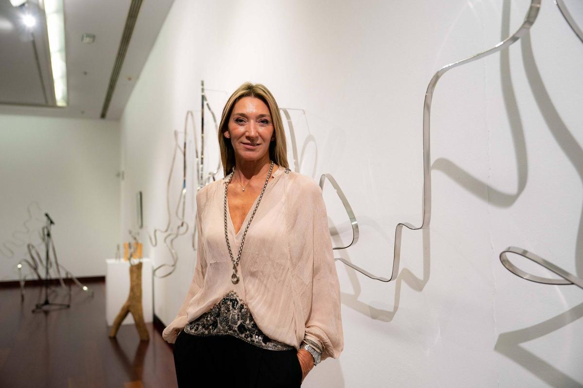 Eva Tarrío, ayer,  en la inauguración de su muestra &quot;Nas marxes do diario&quot;, en la Sala de Exposicións I de la sede de Afundación en Vigo