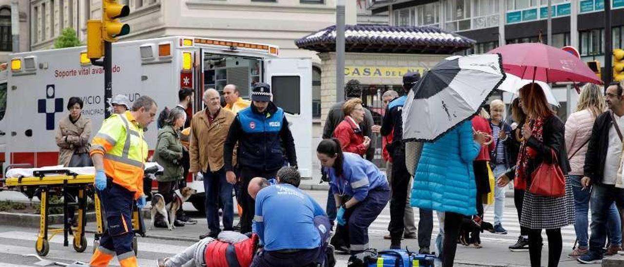 El motorista herido leve tras caer al suelo, ayer, frente a la Gota de Leche.