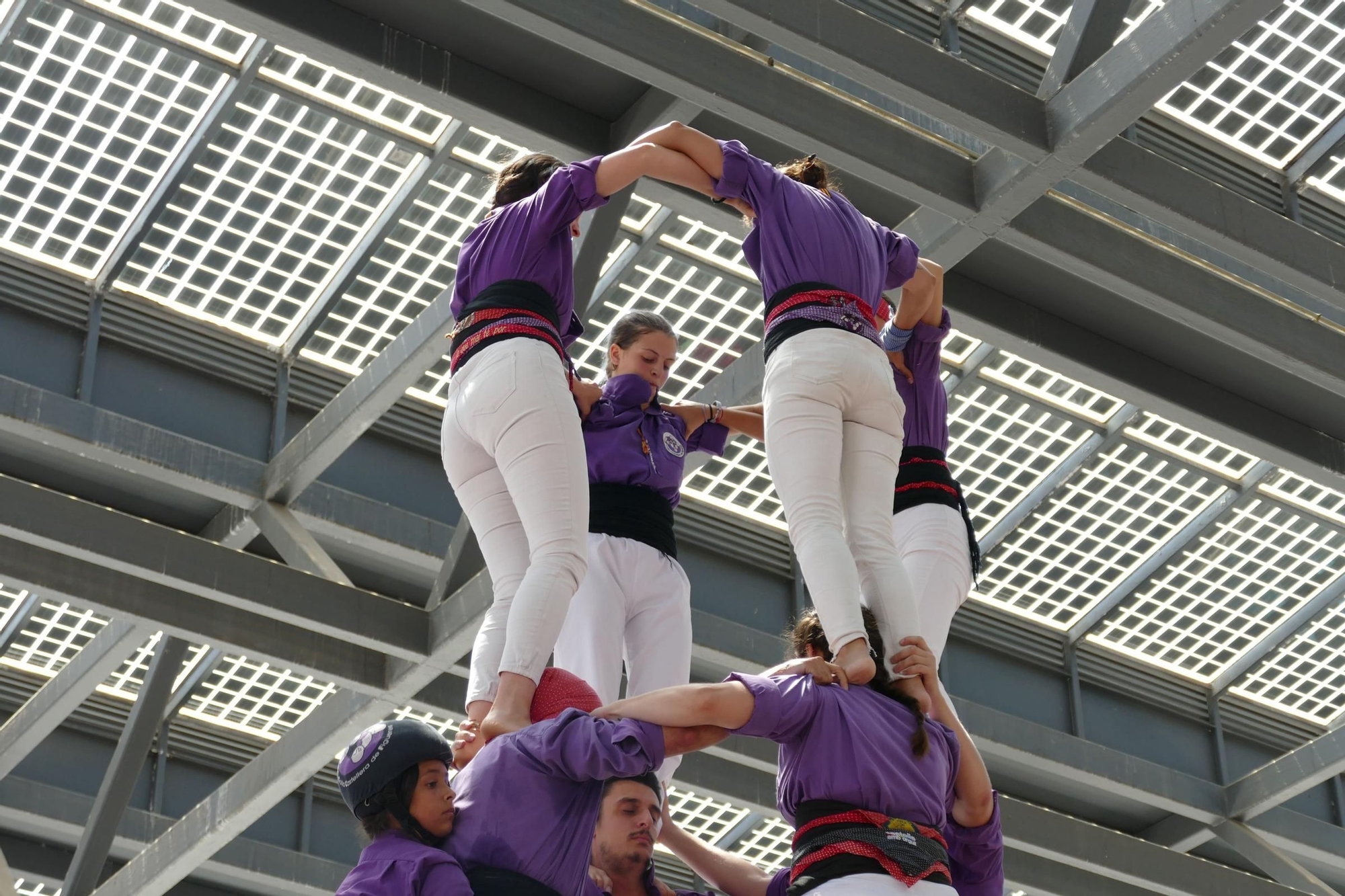 La plaça Catalunya de Figueres s’omple de castells en una Diada de Sant Pere marcada per calor