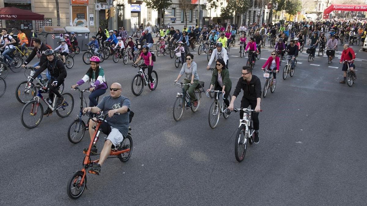 Centenares de ciclistas en la bicicletada popular