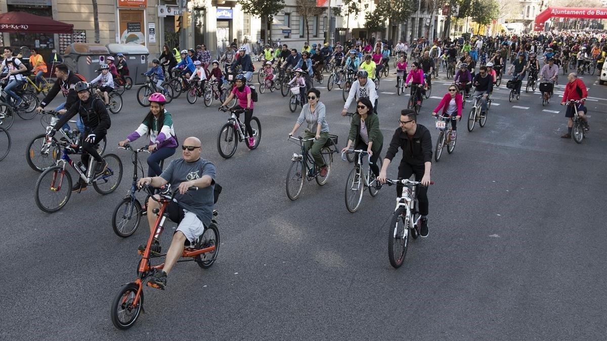 Centenares de ciclistas durante una bicicletada popular.  