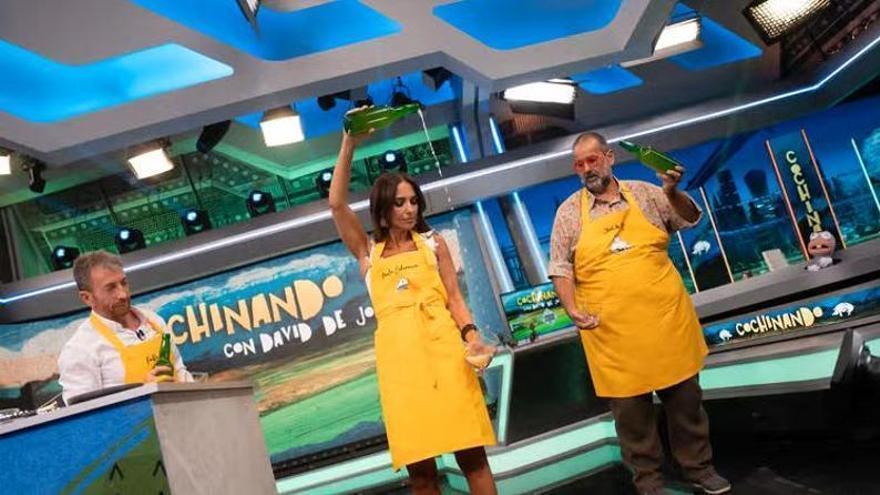 Paula Echevarría escancia sidra en "El hormiguero" y cocina la versión asturiana de uno de los postres más famosos del mundo: "¡Que suene la gaita!"