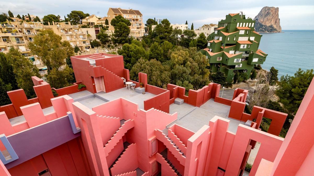 La icónica Muralla Roja y el Xanadú. Al fondo, el Penyal d'Ifac