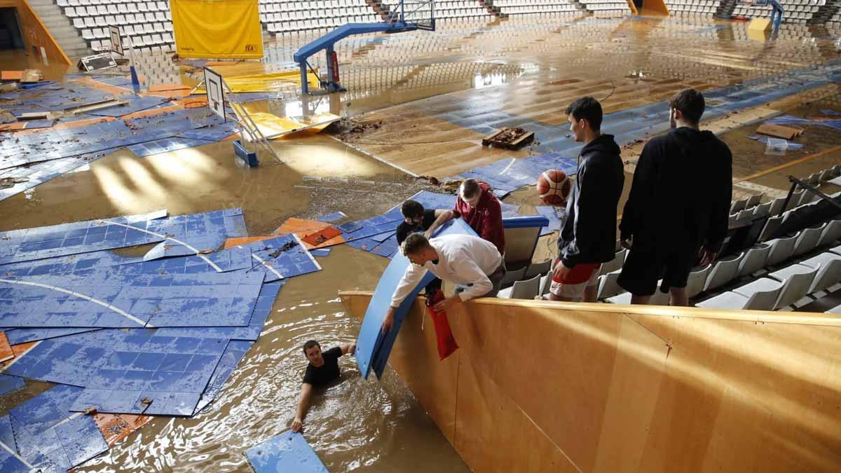 El Pabellón Municipal Girona-Fontajau, inundado con hasta dos metros de agua del río Ter.