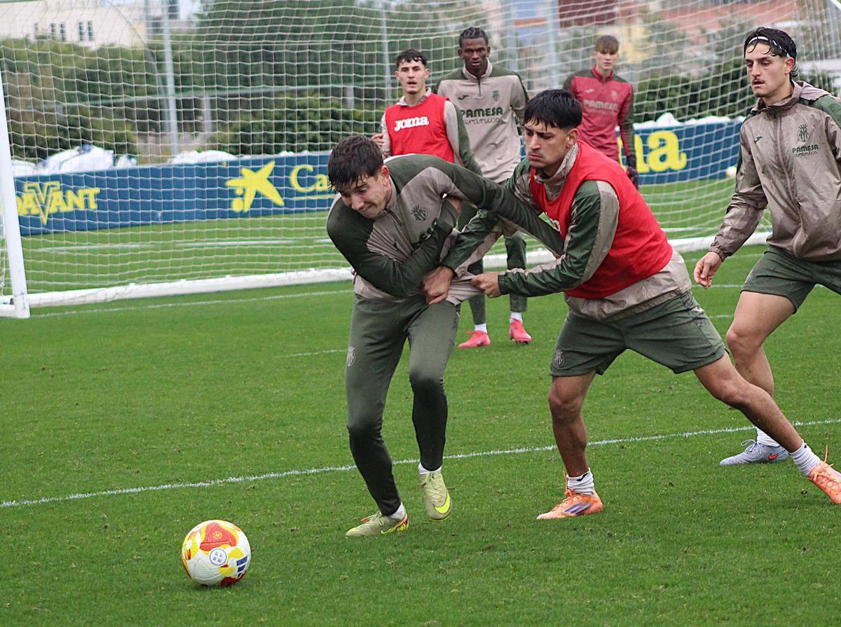 Pablo Pascual pelea un balón junto a Nico Barattucci en un entrenamiento de esta semana.