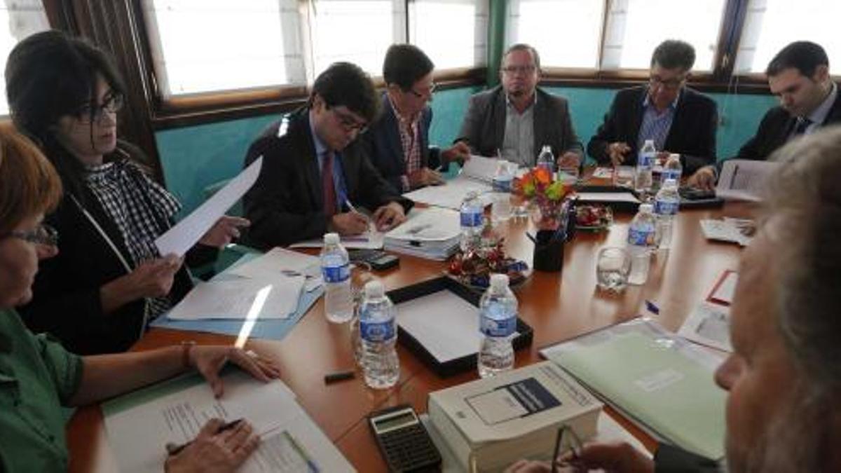 Asistentes a una reunión del consejo de administración de Ruasa.