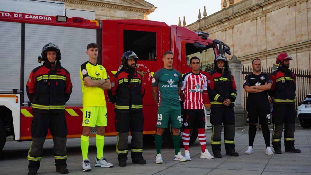 Los jugadores del Zamora CF posan junto a los bomberos tras su llegada al acto. | |  J. L. FERNÁNDEZ