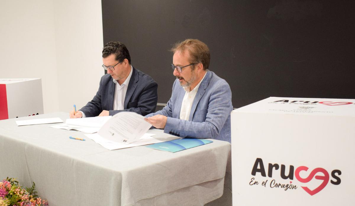 El alcalde de Arucas, Juan Jesús Facundo, y el consejero Raúl García Brink.