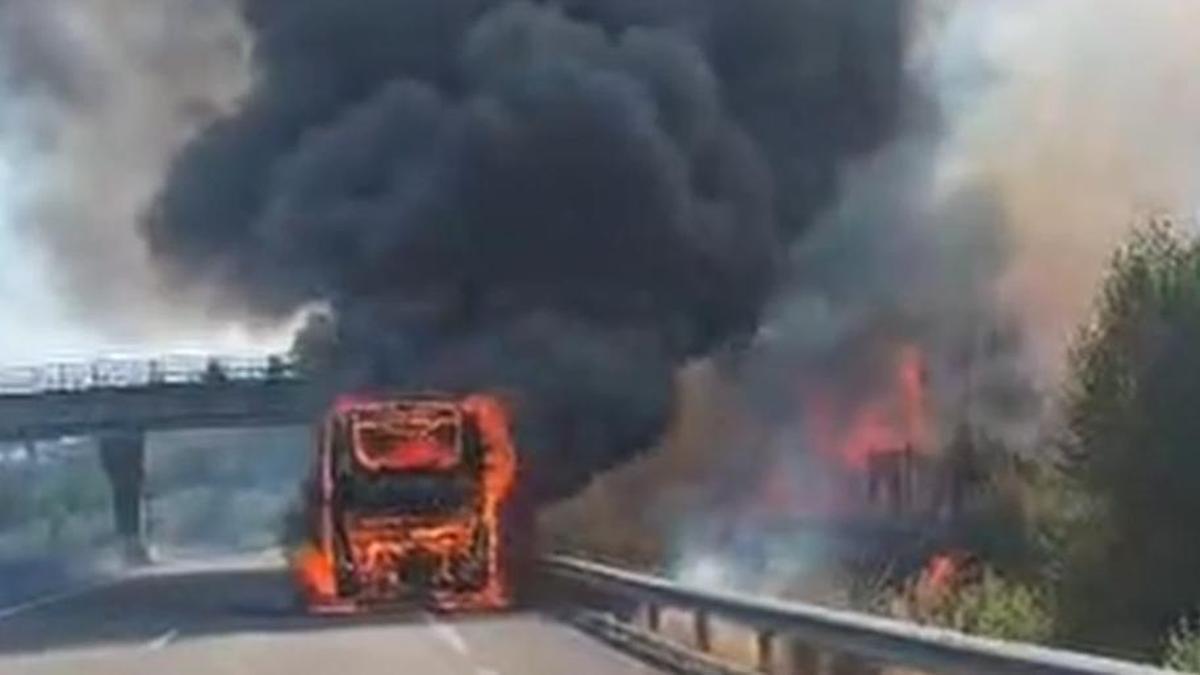 Incendio de un autobús en la AG-53