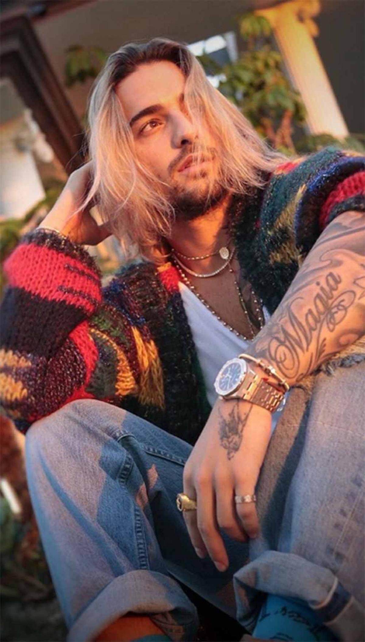 Maluma con el pelo rubio