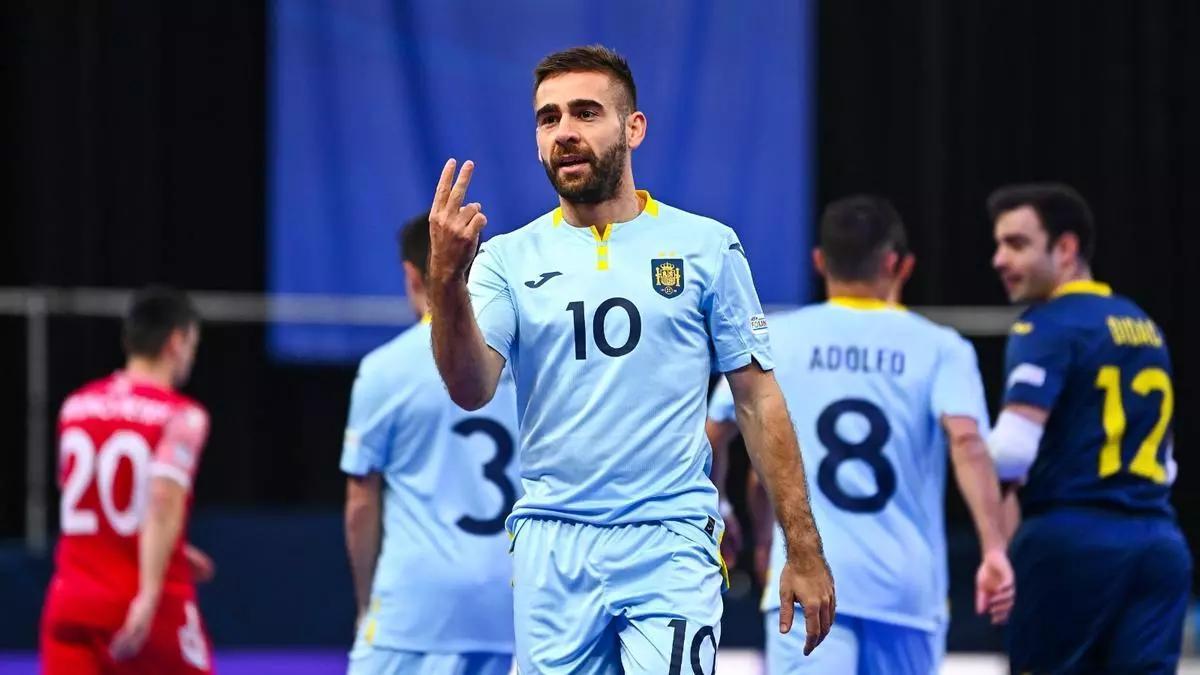 Cecilio celebra un gol en un encuentro con España.