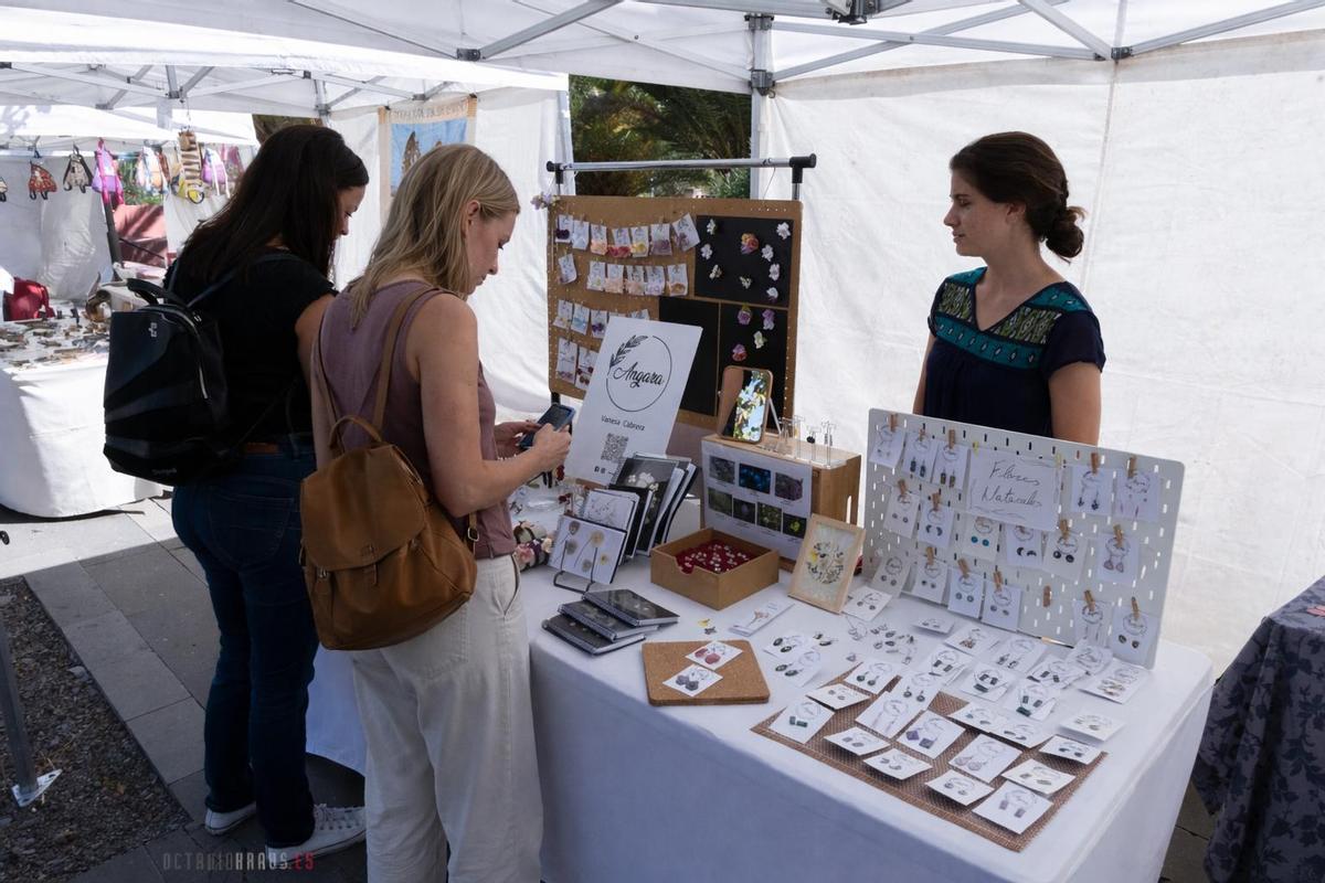 Esta feria refuerza el compromiso con el comercio local.