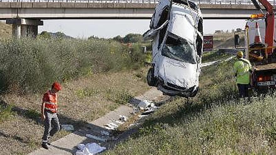 Una grúa retira el vehículo tras el accidente en el que resultó muerta una vecina de 67 años de un pueblo del Valle de Salazar.