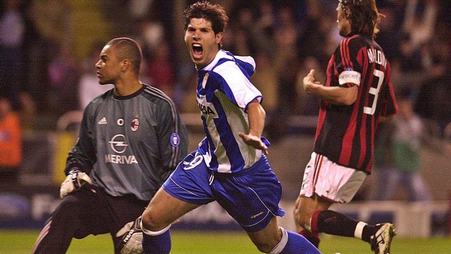 Albert Luque celebra ante Dida y Maldini el 3-0 de aquella noche antes del descanso.