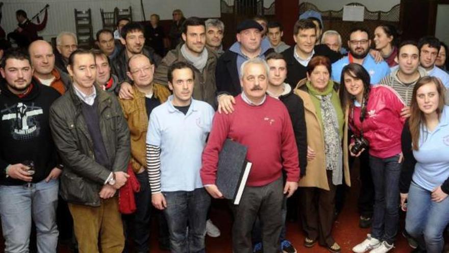 Gudelj y Túñez posan con algunos de los miembros de la peña, ayer, en Lalín.  // Bernabé/Javier Lalín