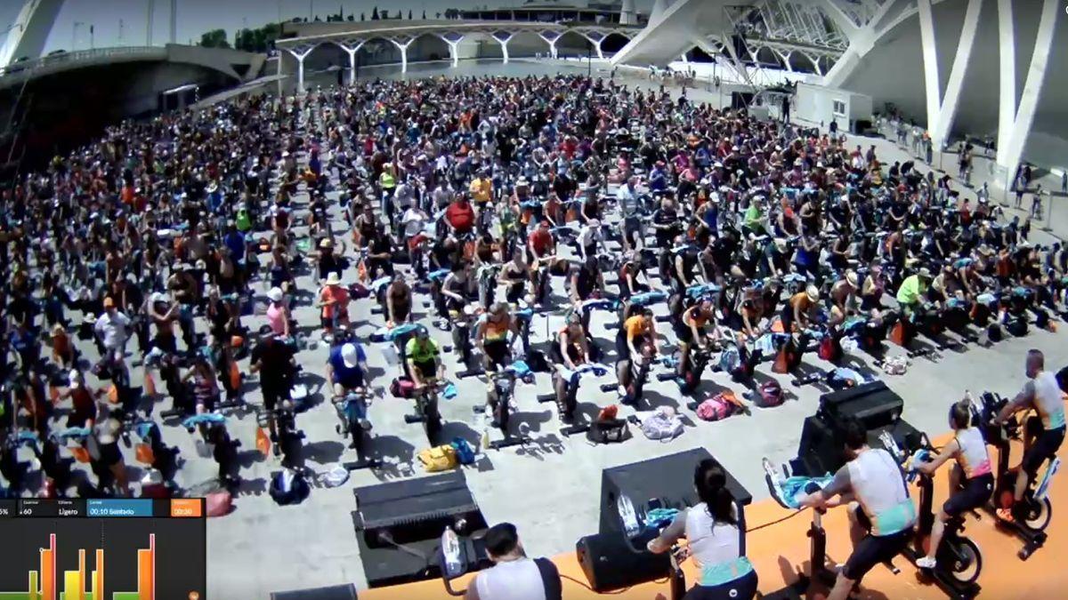 Mil personas hacen spinning durante seis horas a 40 grados en València