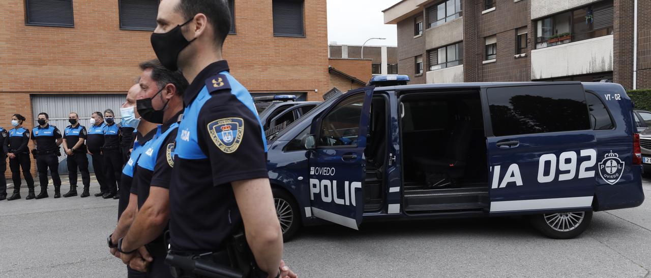 La policía local de Oviedo aprende técnicas para controlar aglomeraciones