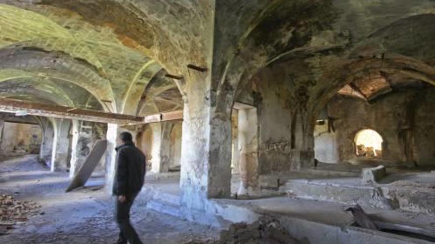 El interior de una de las antiguas fábricas de la zona del Molinar.