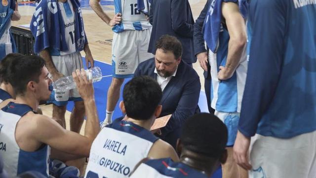 Sergio García da indicaciones a sus jugadores, en el Alimerka Oviedo-Gipuzkoa Basket de esta temporada en el Palacio.  |