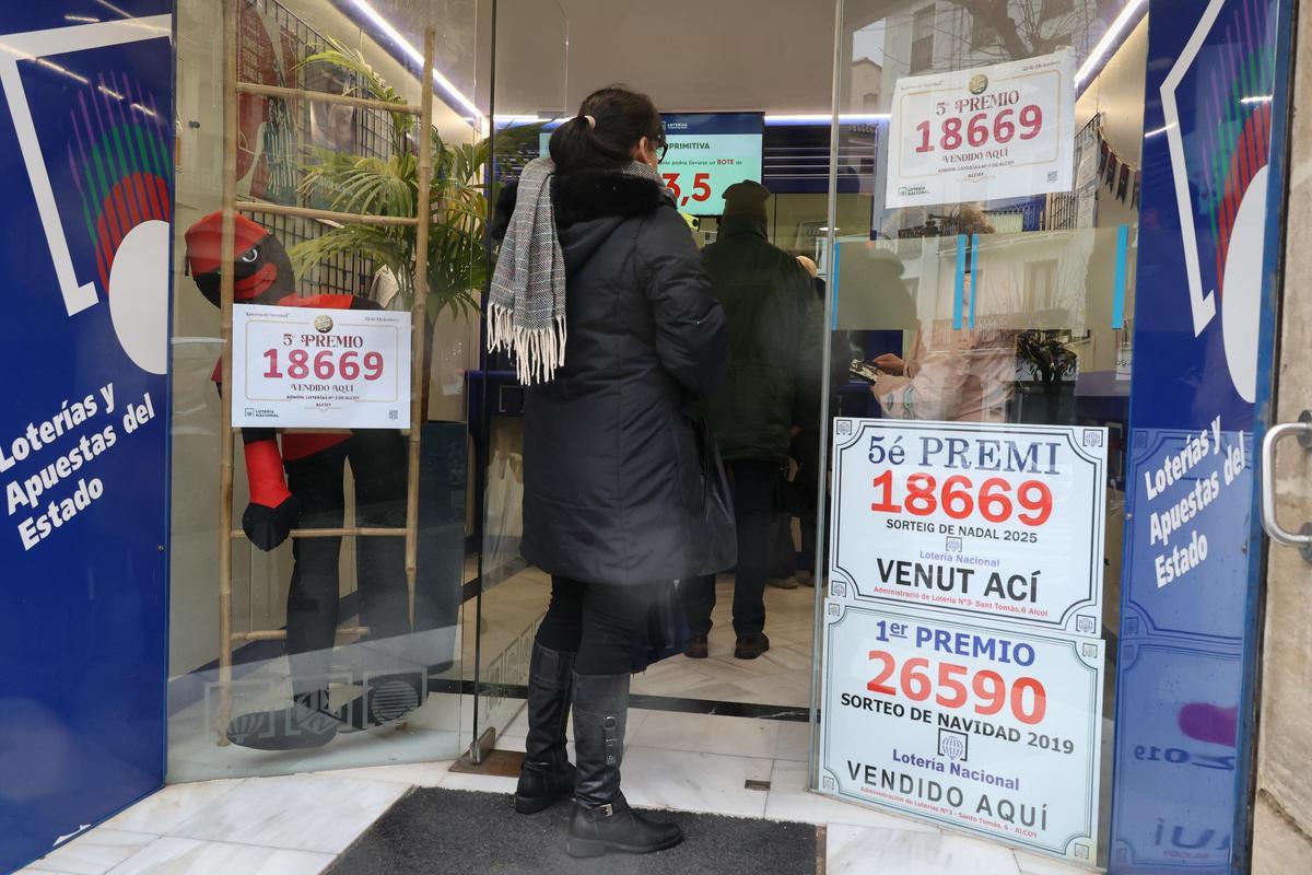 Ventas de última hora en una administración de Alcoy que vendió el quinto premio en Navidad