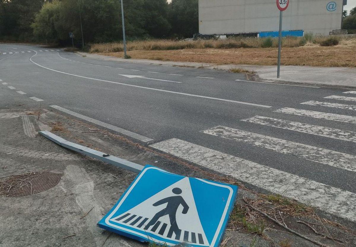 Un ciclomotorista recorre los viales del polígono de Nantes. | T.H.