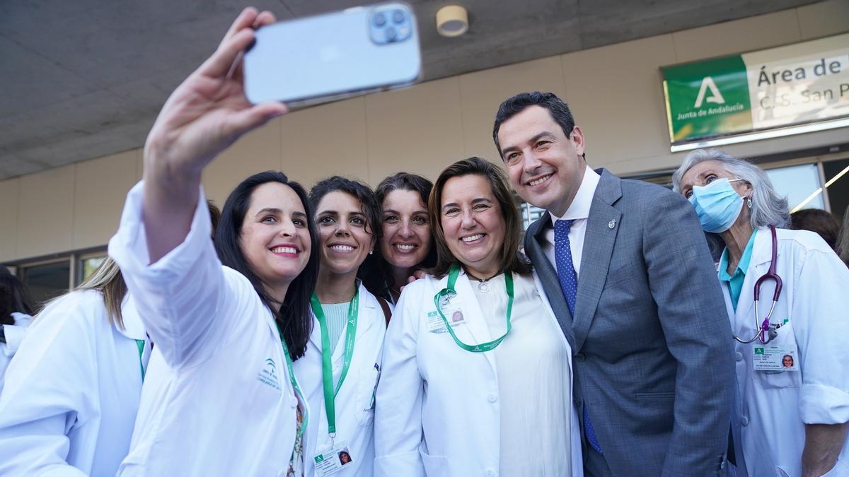 Profesionales del nuevo centro salud de San Pedro de Alcántara se hacen un selfi con Juanma Moreno.