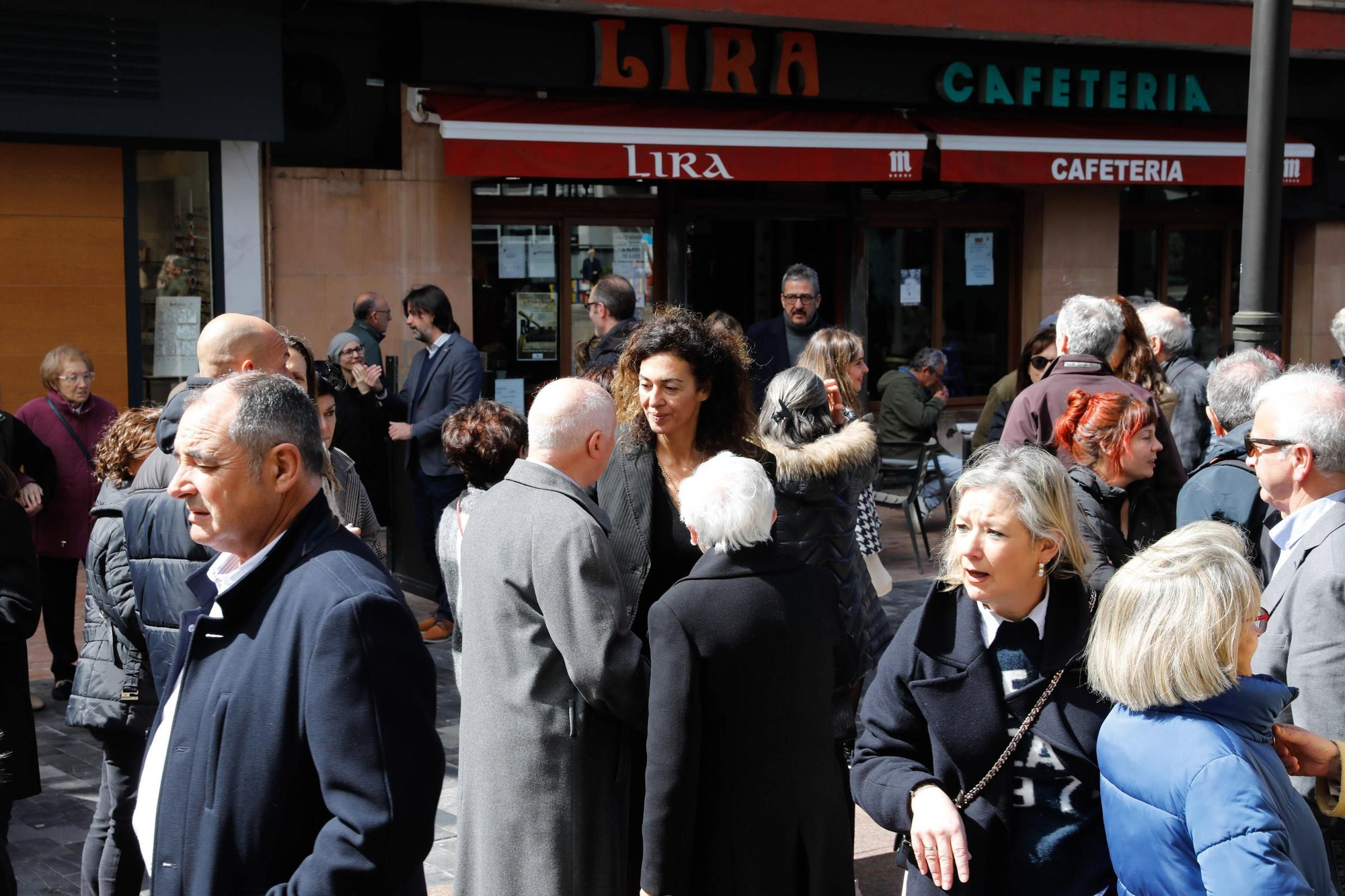 EN IMÁGENES: Funeral de Carmen Villalvilla, histórica directora del colegio Dolores Medio, en la iglesia ovetense de San Francisco de Asís