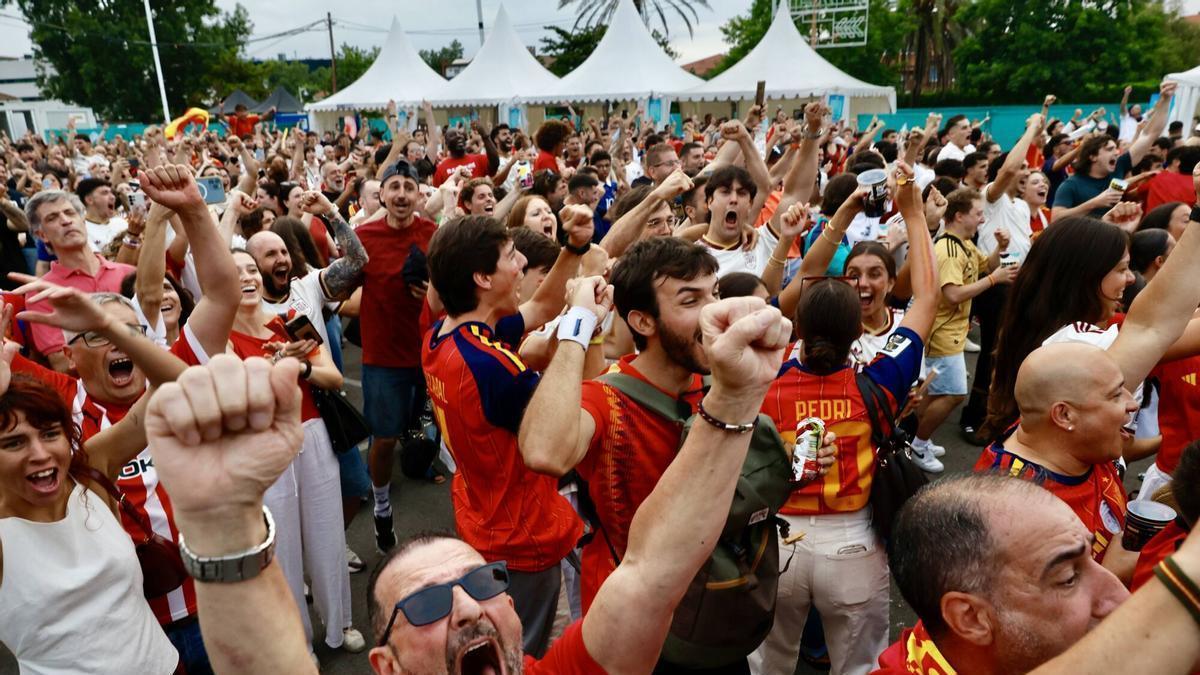 El Parque Hermanos Castro, en Gijón, se rinde a La Roja en una noche de euforia, banderas y cánticos hacia la final