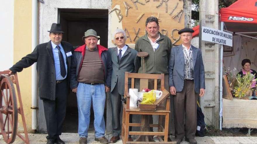 Gerardo López (izda.), vestido de época en una edición anterior de la Feira dos Carballiños.