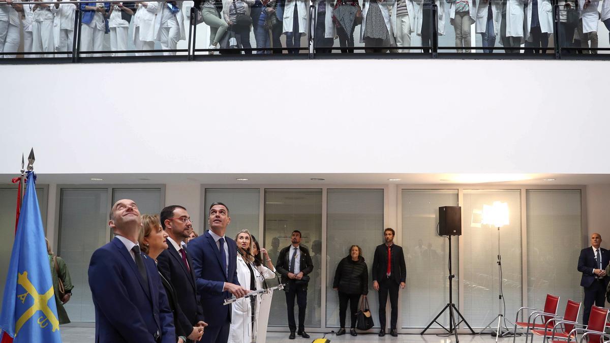 El presidente del Gobierno, Pedro Sánchez (4i), acompañado por el jefe del Ejecutivo asturiano, Adrián Barbón (3i), este lunes durante su visita al Hospital Universitario Central de Asturias (HUCA).