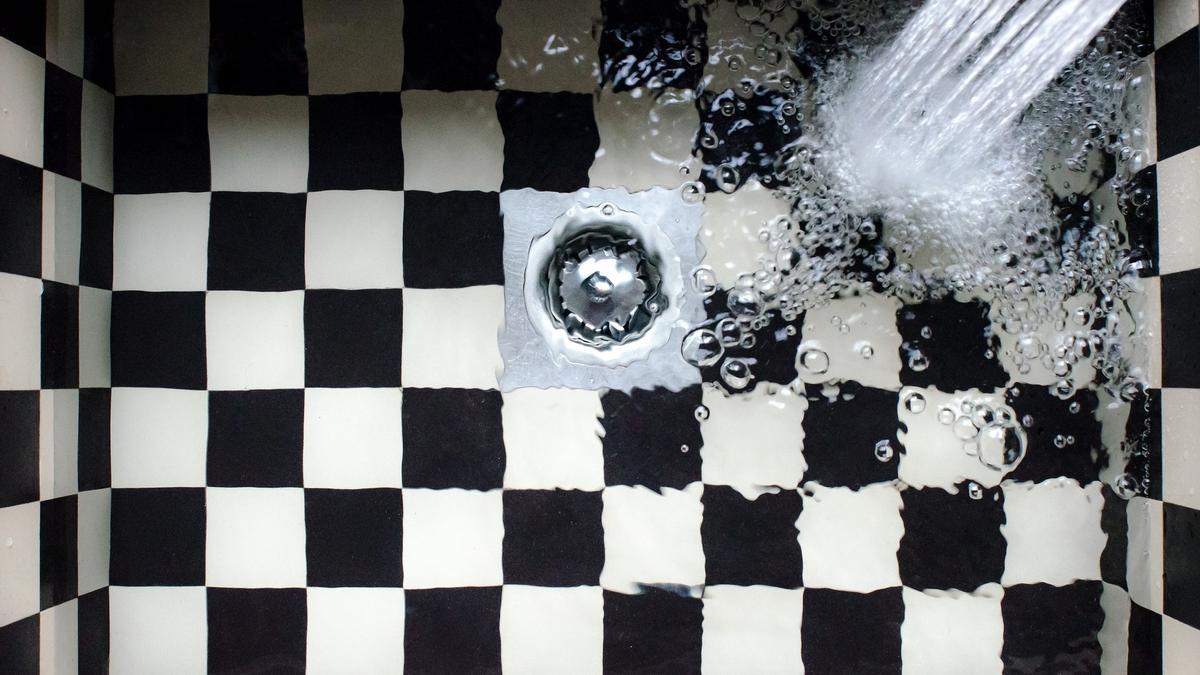 Adiós a los desagües tapados en casa: la solución que recomiendan los fontaneros y que tienes en casa