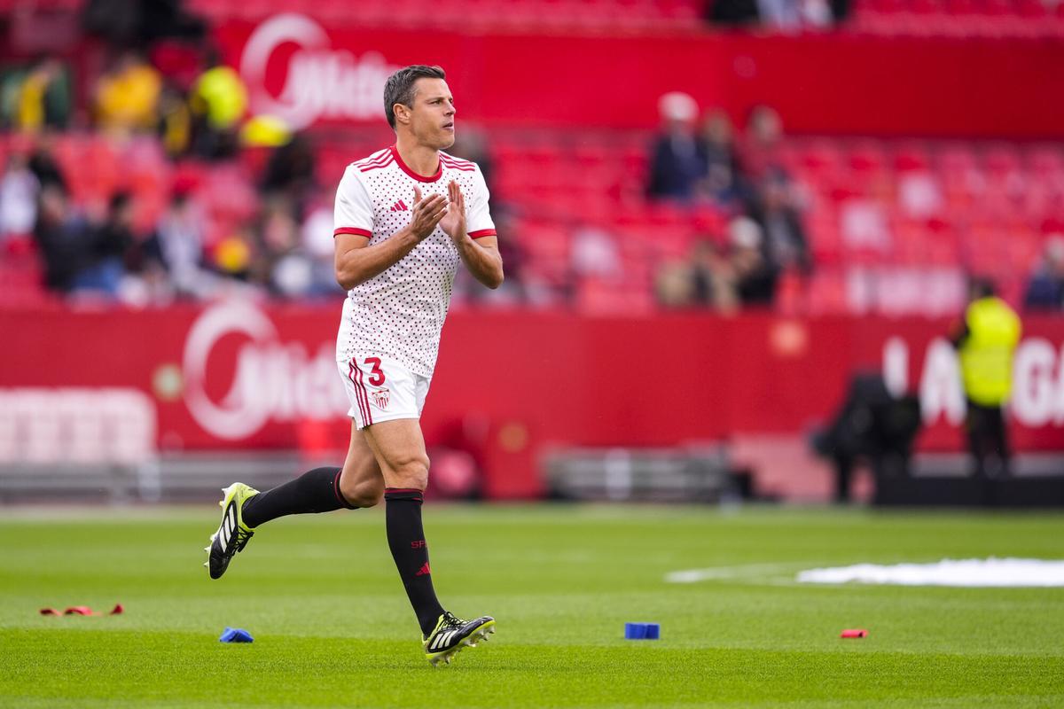 César Azpilicueta, en el calentamiento del Sevilla FC-Rayo Vallecano en el Ramón Sánchez-Pizjuán