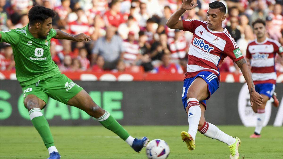 Chadi Riad pugna por un balón con el futbolista del Granada Myrto Uzuni