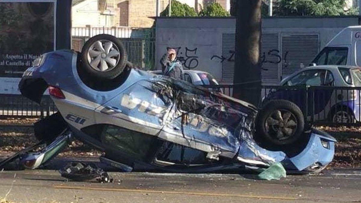 El coche de la policía quedó destrozado tras el accidente