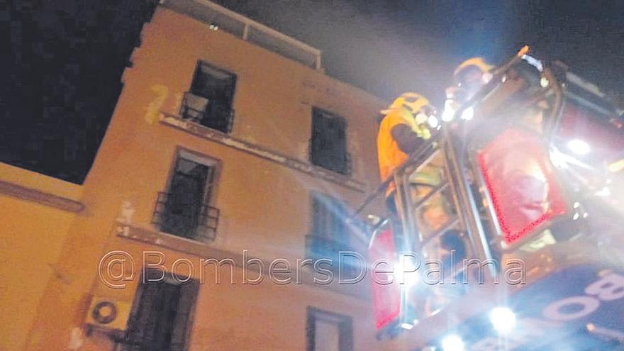 Varios bomberos, en el incendio en la calle Manacor.