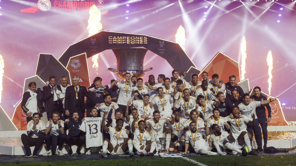 Los jugadores del Real Madrid celebran su victoria en la final de la Supercopa de España 2024.