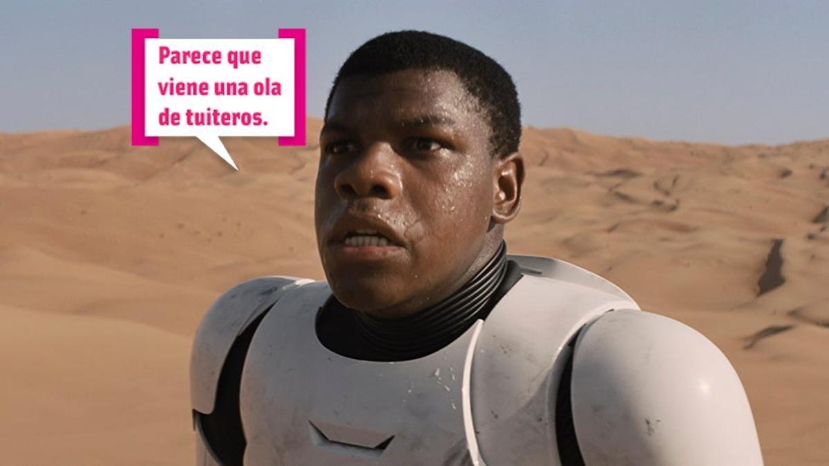 John Boyega en Star Wars viendo Twitter