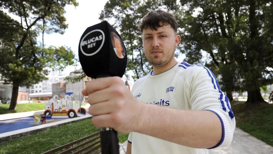 Lucas Rey, cormelán afincado na Estrada que triunfa en Tiktok coas súas entrevistas sobre cultura xeral