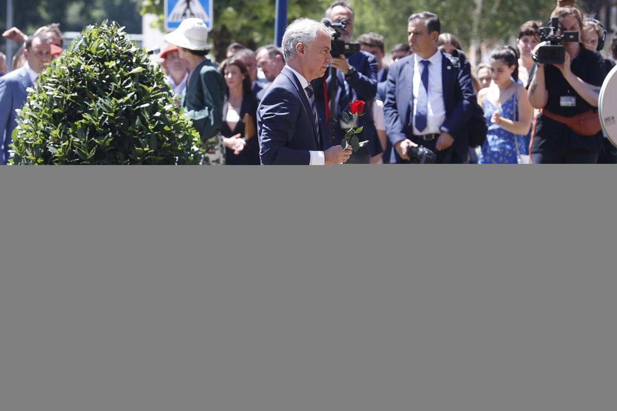 El lehendakari, Iñigo Urkullu, durante la ofrenda floral este domingo en la localidad vizcaína de Ermua-