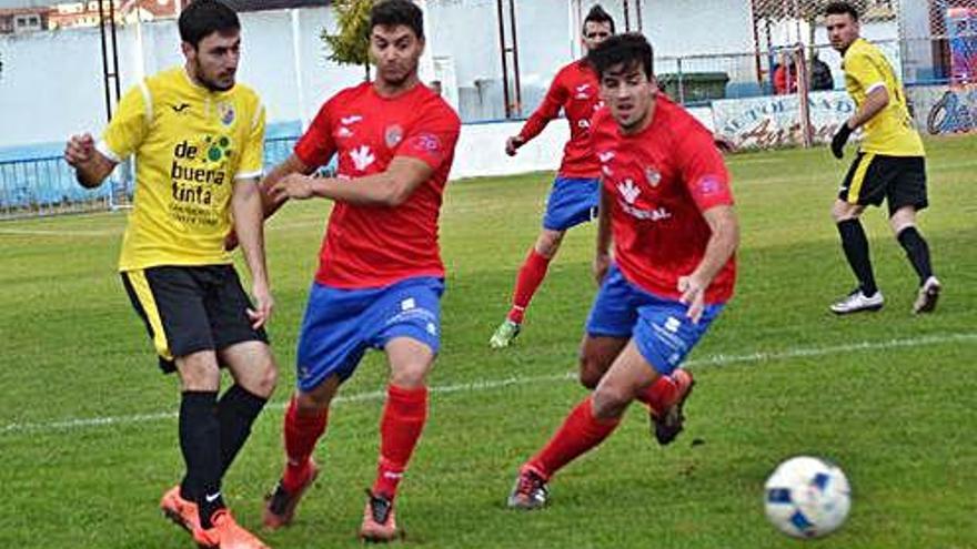 Dos jugadores del benavente persiguen el cuero.