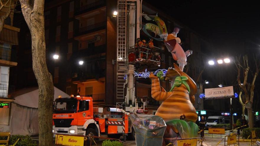 Los bomberos retirando el remate