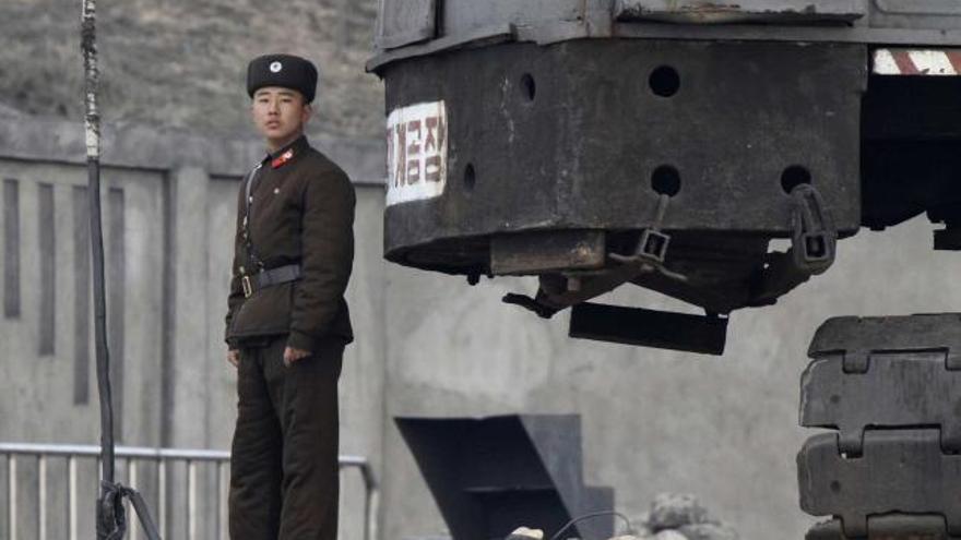 Un soldado norcoreano monta guardia junto a la frontera china.