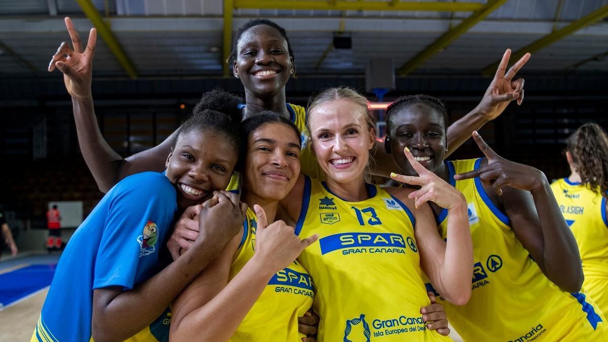 Petra Holesinska, con el dorsal 13, junto a sus compañeras de equipo en el Spar Gran Canaria