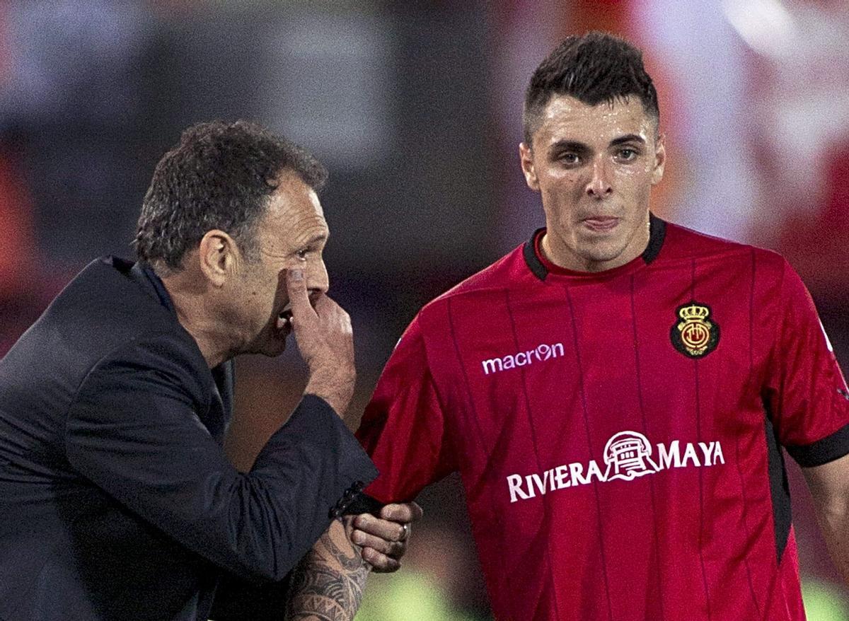 Ximo Navarro charla con Joaquín Caparrós durante un partido en su etapa como futbolista del Mallorca, en 2012.